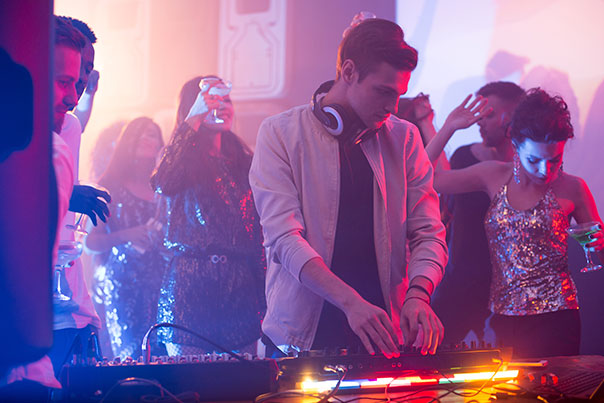 ¿TE IMAGINAS SER EL DJ QUE ENCIENDE LA FIESTA? 🎧🔥DESCUBRE LOS BENEFICIOS DE TOMAR CLASES DE DJING